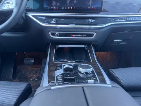 Used 2024 BMW X7 xDrive40i w/ Premium Package image 11