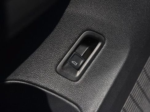 Used 2025 Volkswagen Atlas SE AWD/4WD image 9
