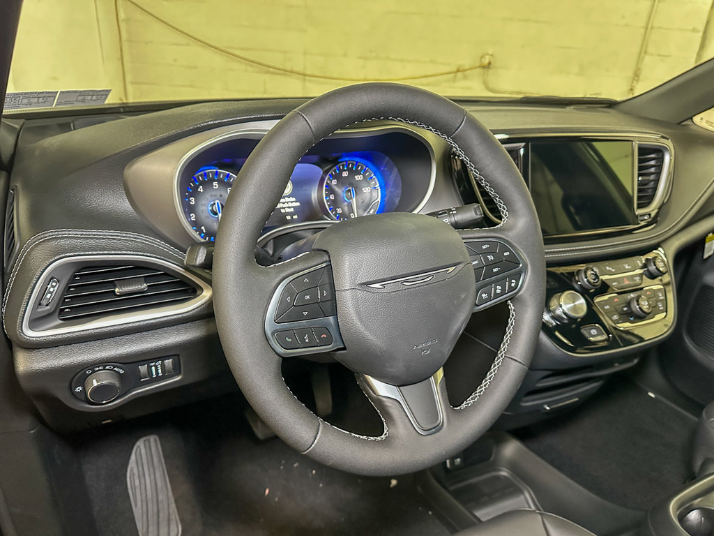 New 2027 Chrysler Pacifica Select AWD/4WD image 20
