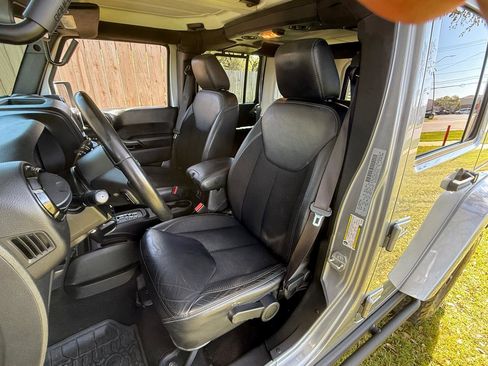 Used 2017 Jeep Wrangler Unlimited Sahara image 14