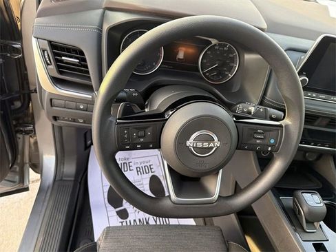 Used 2023 Nissan Rogue SV image 16