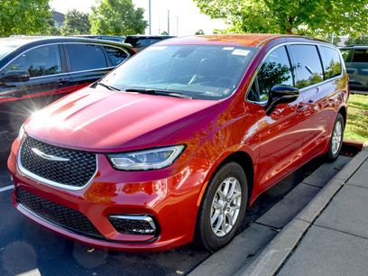 Used 2025 Chrysler Pacifica Select