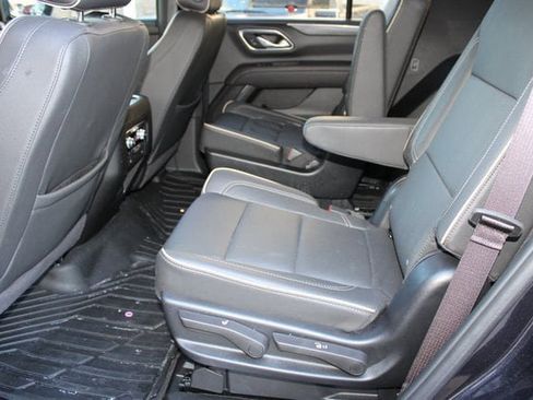 Used 2024 GMC Yukon SLT w/ SLT Luxury Package image 5