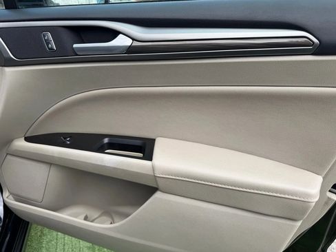 Used 2017 Ford Fusion SE w/ Fusion SE Technology Package image 21