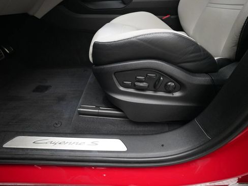 Certified 2025 Porsche Cayenne S AWD/4WD image 12