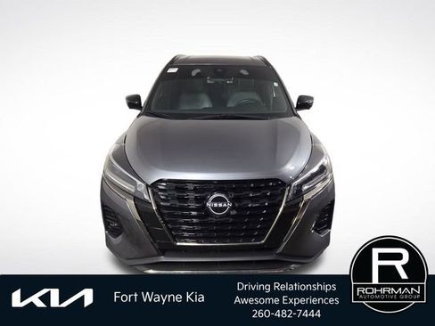 Used 2023 Nissan Kicks SR w/ SR Premium Package FWD image 3