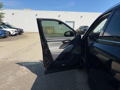 Used 2021 Toyota Highlander XLE AWD/4WD image 10