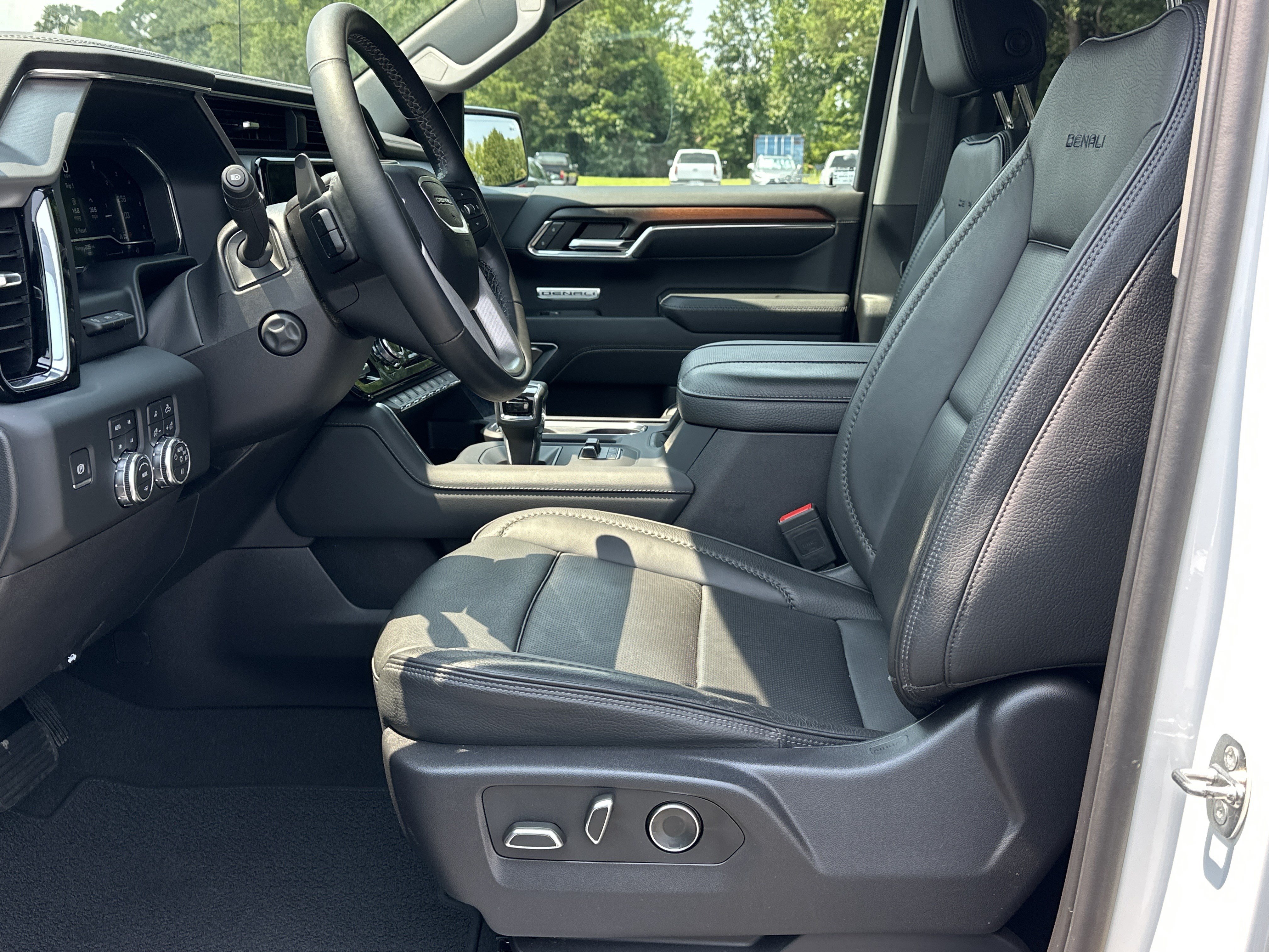 Used 2024 GMC Sierra 1500 Denali w/ Denali Reserve Package AWD/4WD image 10