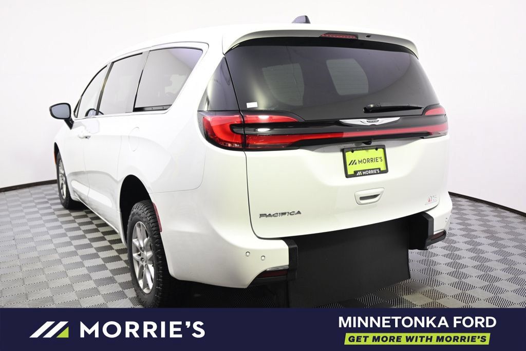 Used 2026 Chrysler Pacifica Select FWD image 6