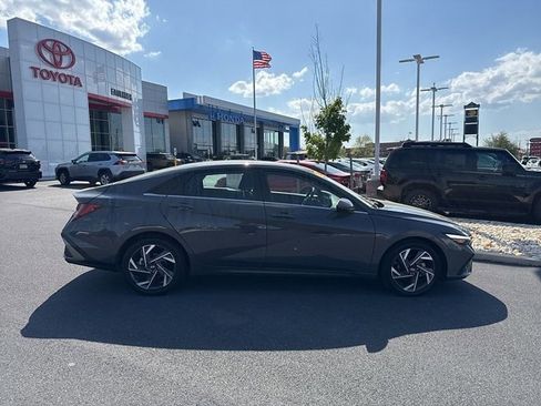 Used 2025 Hyundai Elantra SEL FWD image 8