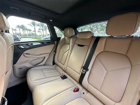Used 2025 Porsche Macan image 31