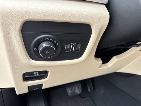 Used 2024 Jeep Grand Cherokee L Limited RWD image 18