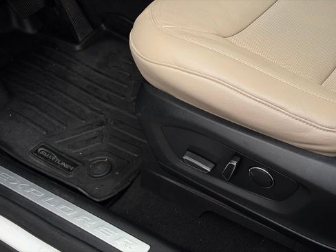 Used 2020 Ford Explorer Limited w/ Class III Trailer Tow Package image 11