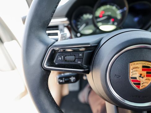 Used 2025 Porsche Macan image 17