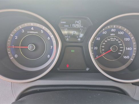 Used 2013 Hyundai Elantra SE w/ Technology Pkg image 16