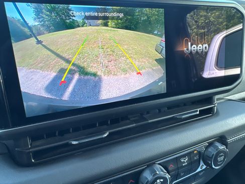 Used 2025 Jeep Wrangler Unlimited Sahara AWD/4WD image 28