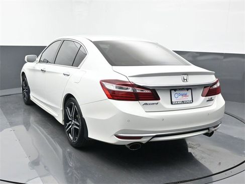 Used 2017 Honda Accord Touring image 3