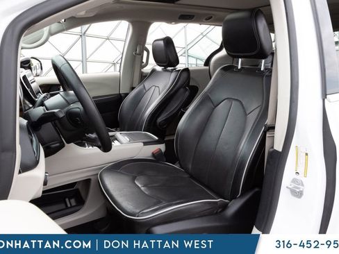 Used 2023 Chrysler Pacifica Limited FWD image 17