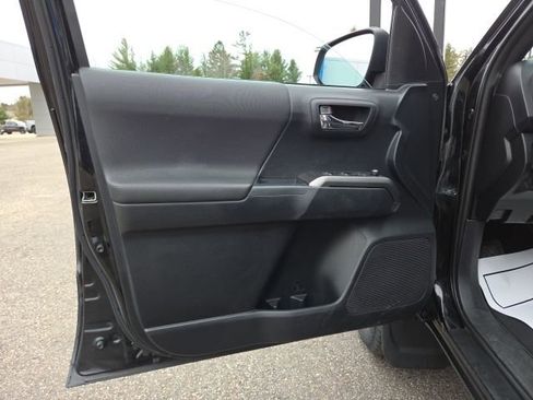 Used 2018 Toyota Tacoma TRD Sport image 43