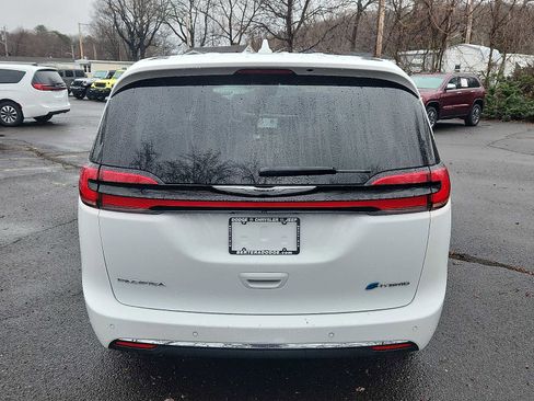 Used 2022 Chrysler Pacifica Touring-L image 5