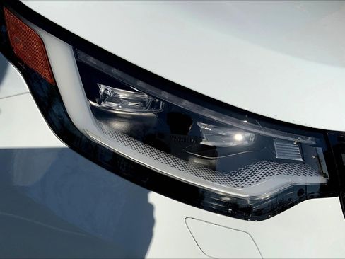 New 2025 Land Rover Discovery Dynamic SE image 13