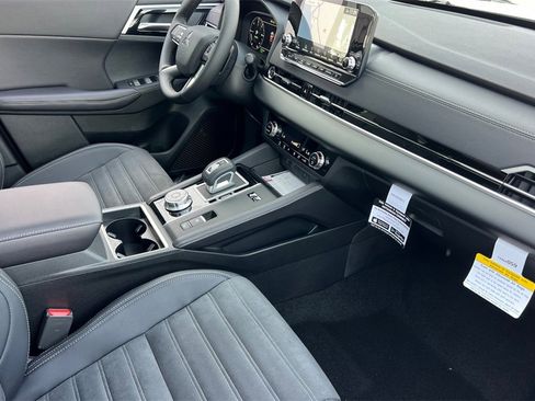 New 2025 Mitsubishi Outlander SE image 17