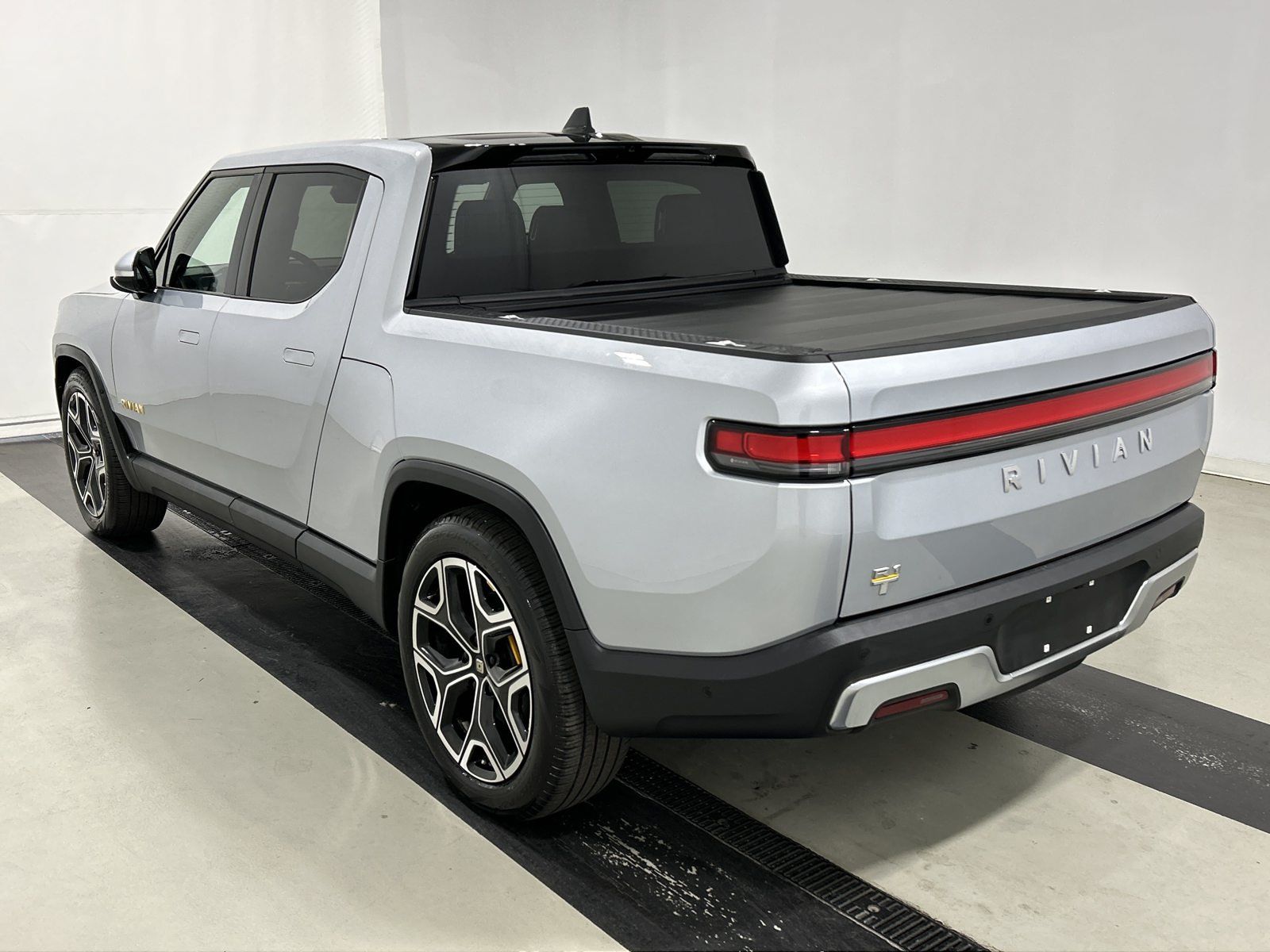 Used 2022 Rivian R1T Adventure AWD/4WD image 3