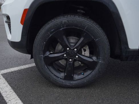 Used 2023 Jeep Grand Cherokee Altitude image 11