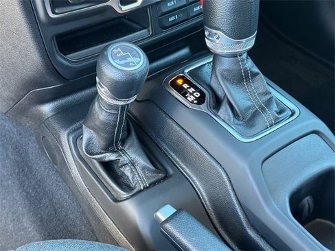 Used 2025 Jeep Gladiator Sport image 21