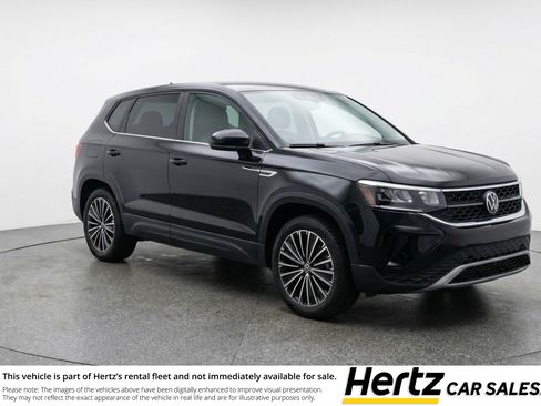 Used 2025 Volkswagen Taos SE image 1