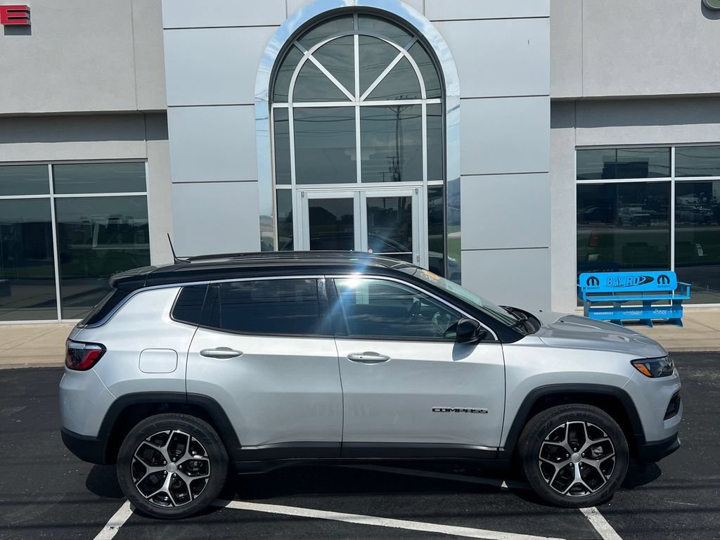 Used 2024 Jeep Compass Limited AWD/4WD image 3