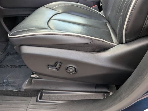 Used 2025 Chrysler Pacifica Limited FWD image 23