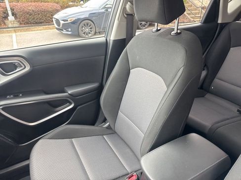 Used 2025 Kia Soul LX image 13