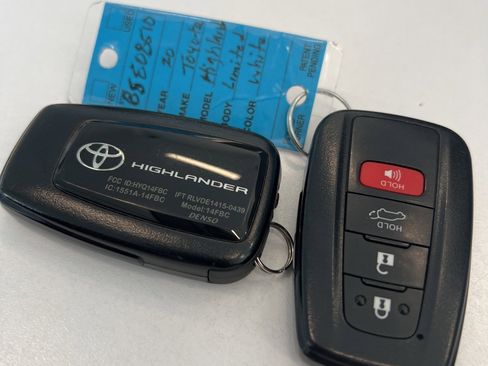 Used 2020 Toyota Highlander Limited image 28