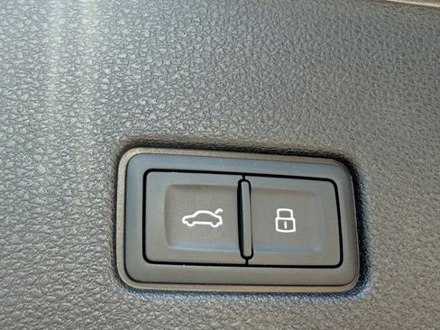 Used 2019 Audi Q8 Premium Plus AWD/4WD image 16