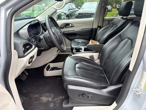 Used 2023 Chrysler Pacifica Touring-L FWD image 16