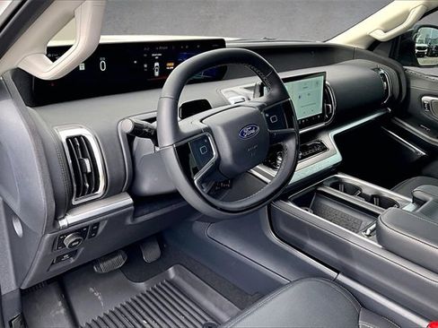 New 2025 Ford Expedition Platinum w/ Driver's Package image 6