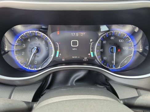 Used 2024 Chrysler Pacifica Touring-L FWD image 22