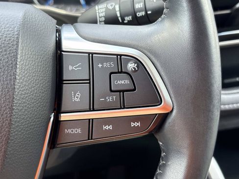 Used 2020 Toyota Highlander XLE AWD/4WD image 28
