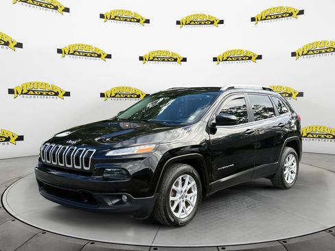 Used 2017 Jeep Cherokee Latitude FWD image 1