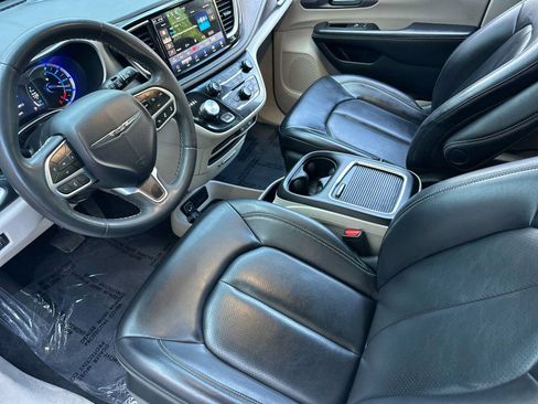 Used 2023 Chrysler Pacifica Touring-L FWD image 10