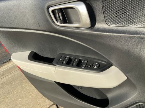 Used 2025 Hyundai Venue SEL FWD image 48