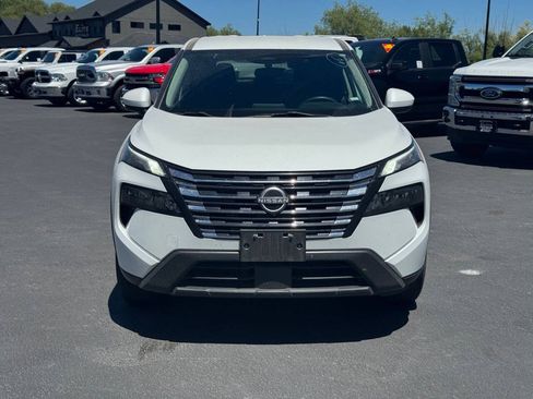 Used 2024 Nissan Rogue SV FWD image 2
