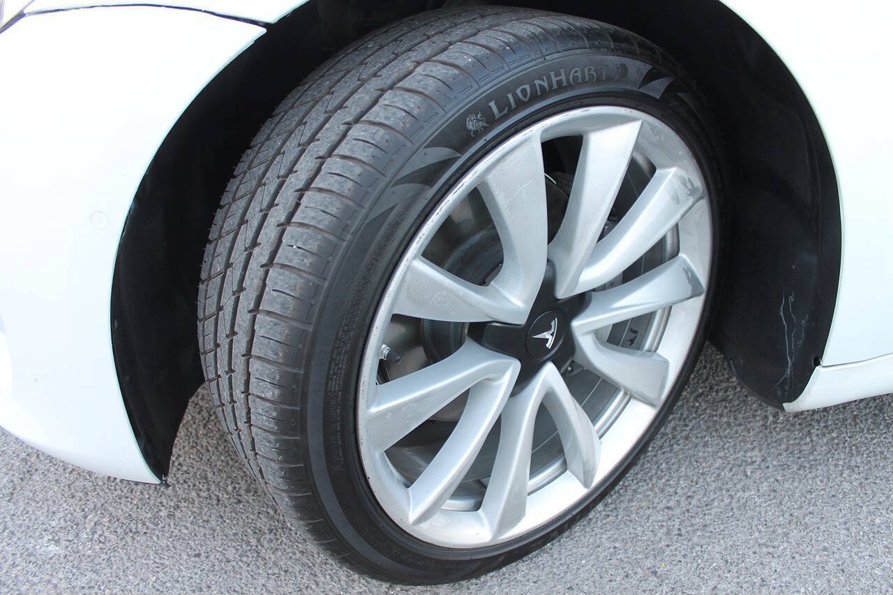 Used 2020 Tesla Model 3 Standard Range Plus RWD image 9