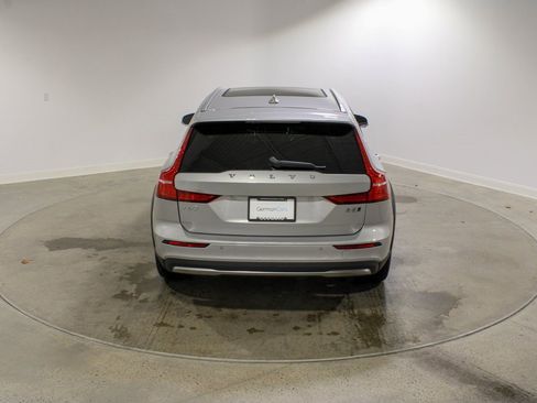 Used 2025 Volvo V60 B5 Cross Country Plus image 4