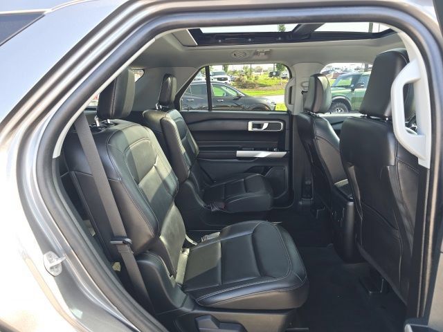 Used 2023 Ford Explorer XLT w/ Equipment Group 202A AWD/4WD image 18