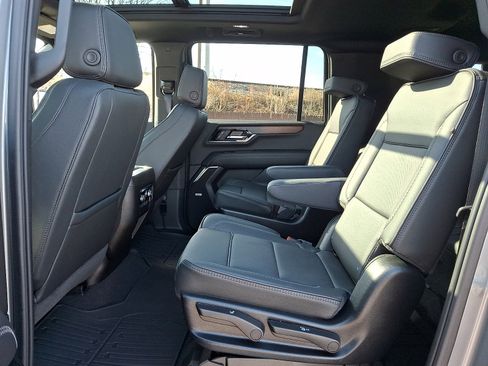 Used 2025 GMC Yukon XL Denali w/ Sun & Power Step Package image 10