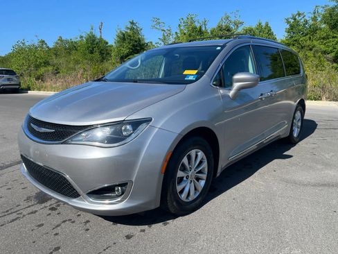 Used 2018 Chrysler Pacifica Touring-L image 1