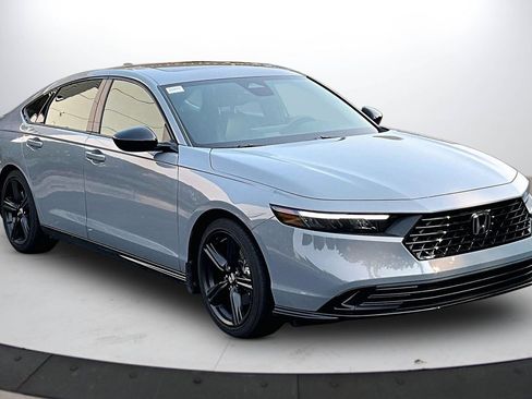 Used 2025 Honda Accord Sport image 2