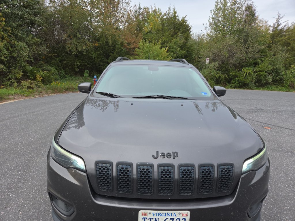 Used 2019 Jeep Cherokee Latitude Plus w/ Cold Weather Group AWD/4WD image 2